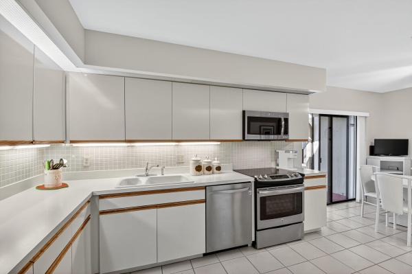 65 Eastgate Dr #B, Boynton Beach, Florida 33436, image 2