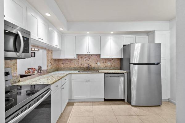 Golden Lakes Village, 140 Lake Nancy Ln #112, West Palm Beach, Florida 33411, image 1