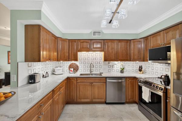 Dottor, 129 S Golfview Rd #7, Lake Worth Beach, Florida 33460, image 1