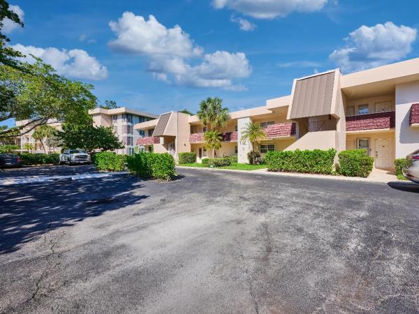 Fairways At Palm-Aire, 3001 S Palm Aire Dr #107, Pompano Beach, Florida 33069, image 2