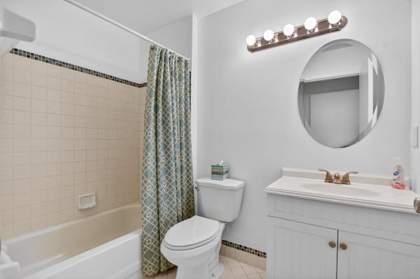 Applewood Village 1, 2720 Carambola Cir N #17104, Coconut Creek, Florida 33066, image 2