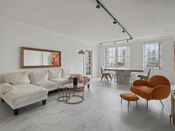 La Bonne Vie, 3475 S Ocean Blvd #212, Palm Beach, Florida 33480, image 1