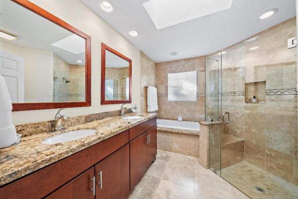 La Cristal At Crystal Pointe, 2512 La Cristal Cir, Palm Beach Gardens, Florida 33410, image 2