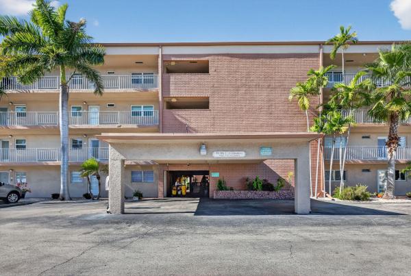 Village Royale Evergreen, 2615 NE 1st Ct #201, Boynton Beach, Florida 33435, image 2