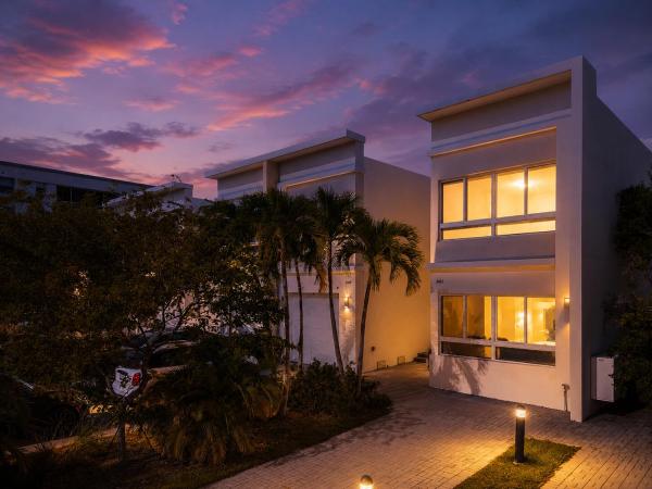 Parkview Villas, 2461 NE 135th St, North Miami, Florida 33181, image 2