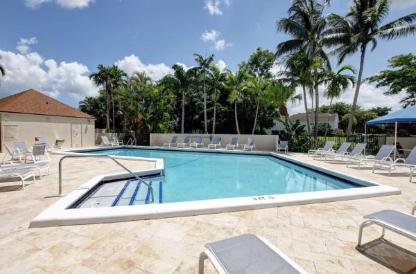 Camino Real Village, 5900 Camino Del Sol #304, Boca Raton, Florida 33433, image 2