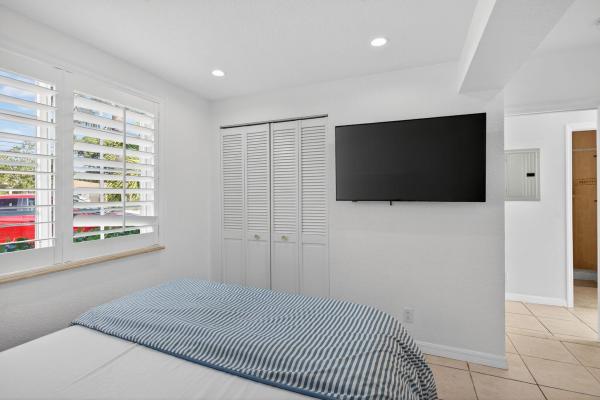 Central Oakland Park, 736 NE 34th Ct, Oakland Park, Florida 33334, image 2