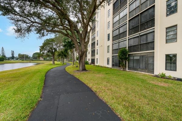 Huntington Lakes 5, 7290 Kinghurst Dr #102, Delray Beach, Florida 33446, image 1