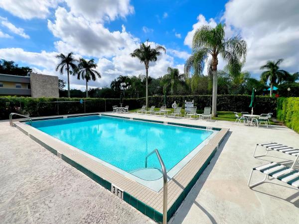 Charolais, 126 Sparrow Dr #19A, Royal Palm Beach, Florida 33411, image 2