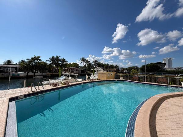 Keystone Towers, 2000 NE 135th St #PH, North Miami, Florida 33181, image 1