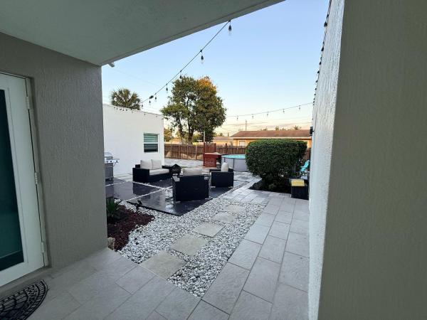 Collier City, 2321 NW 3rd St, Pompano Beach, Florida 33069, image 2