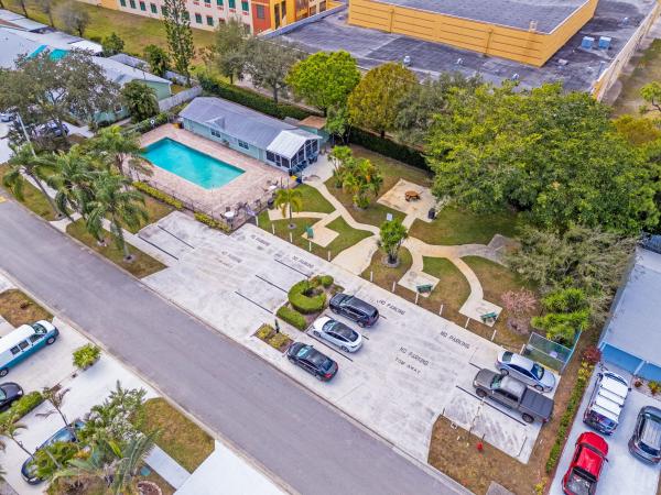 Royal Forest Townhouses, 1658 Royal Forest Ct, West Palm Beach, Florida 33406, image 2