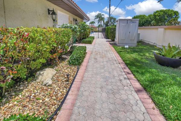Pine Tree Village, 10260 Greentrail Dr N, Boynton Beach, Florida 33436, image 1
