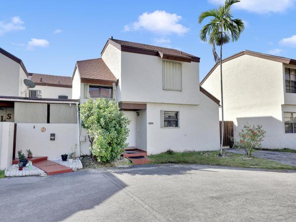 9702 NW 5th Ln, Fountainebleau, Florida 33172, image 3