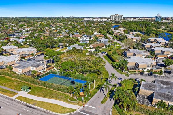 Winchester Courts, 4270 Hazel Ave #B, Palm Beach Gardens, Florida 33410, image 1