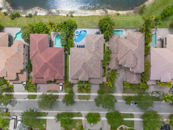 Wellington View, 533 Edgebrook Ln, West Palm Beach, Florida 33411, image 2