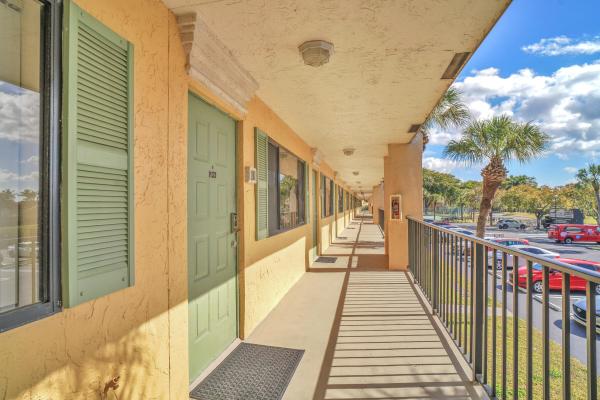 1423 Meadows Cir W, Boynton Beach, Florida 33436, image 2