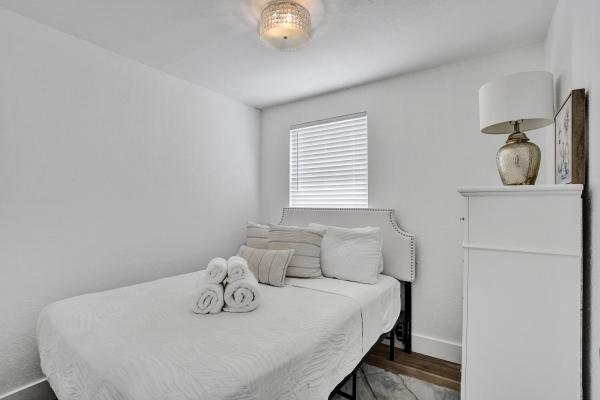 Linns, 311 SE 3rd Ave, Delray Beach, Florida 33483, image 1