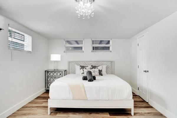 Linns, 311 SE 3rd Ave, Delray Beach, Florida 33483, image 3